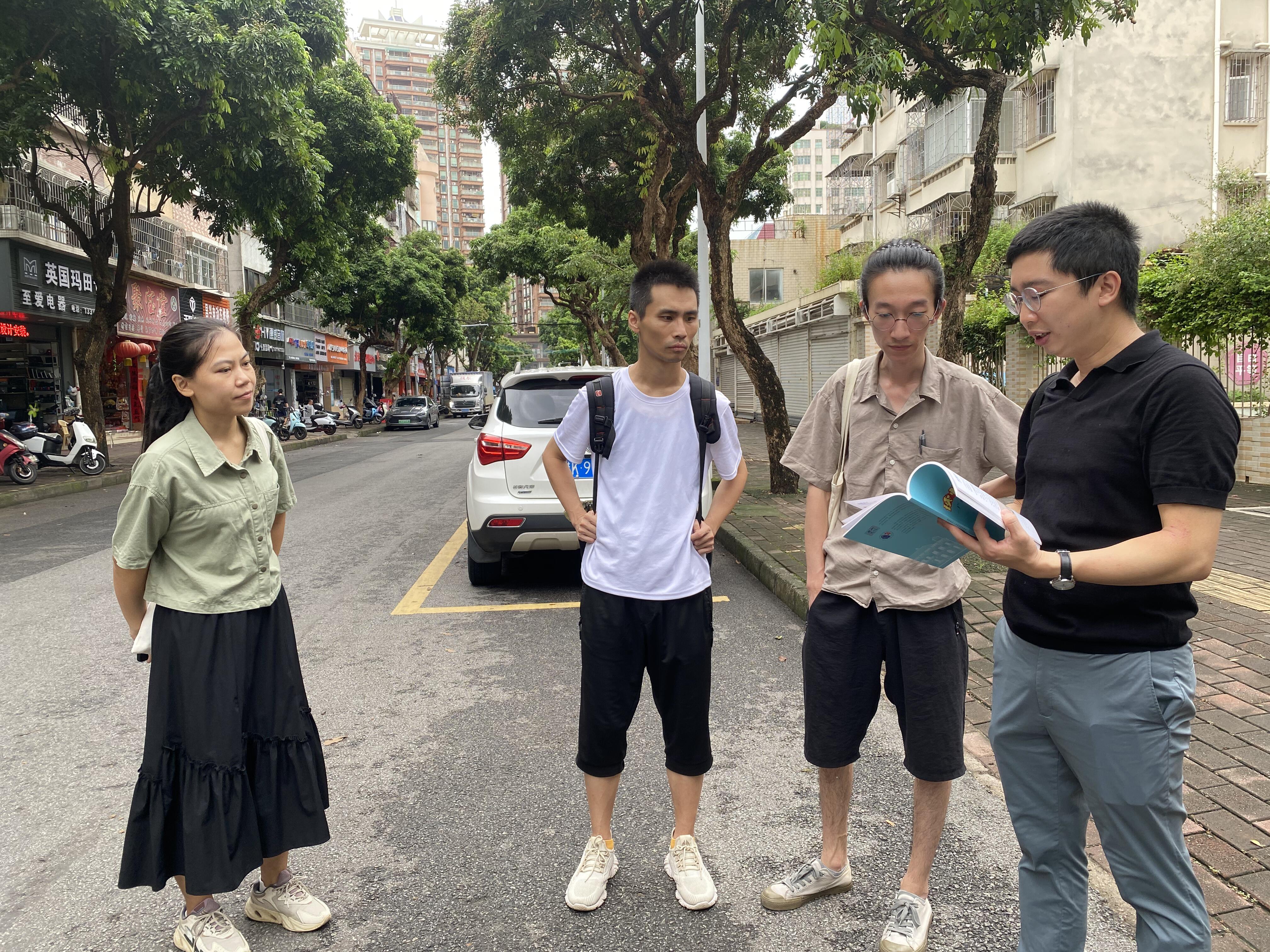1784273818862496.jpg 社区艺术与文化-文保组织调研-在街头交流.jpg